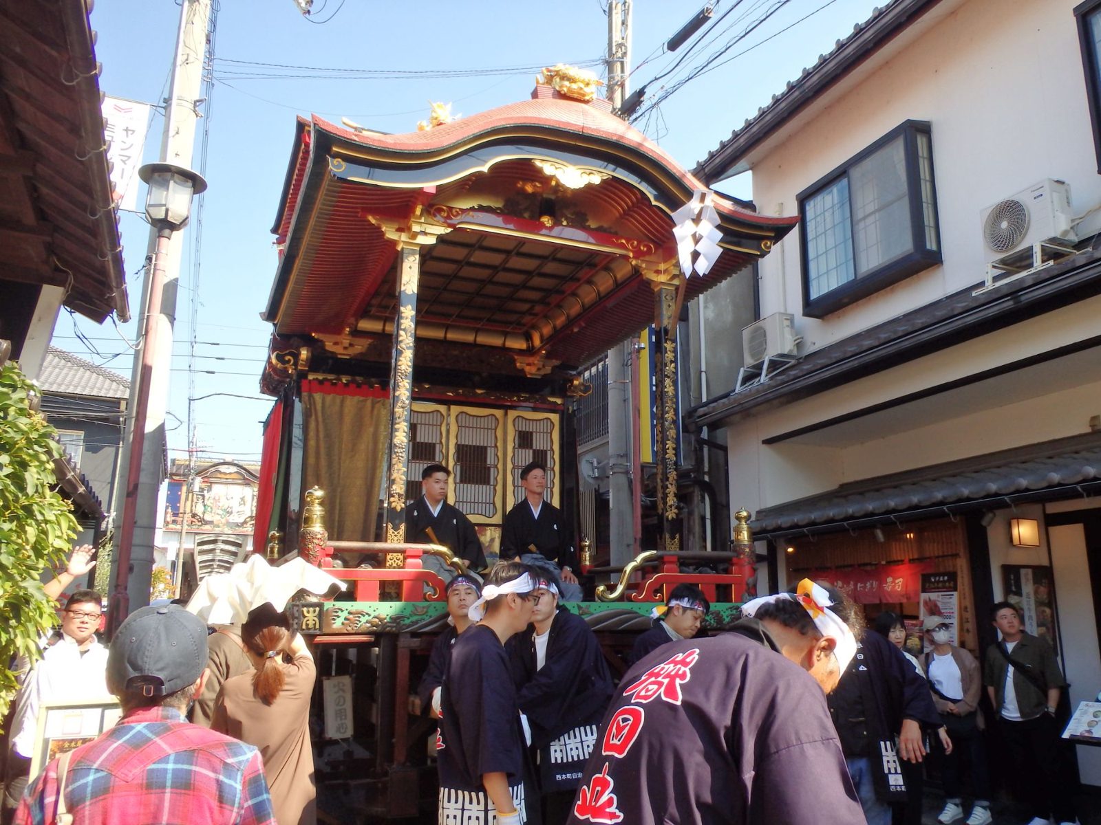長浜のお祭りで町を進む、豪華な装飾の曳山