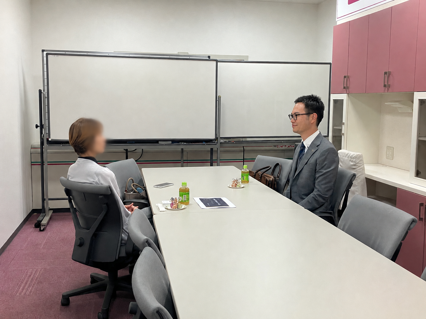 タックス・プラン税理士法人の相続の個別相談会の様子。会議室で税理士がお客様の相続相談に応じている場面