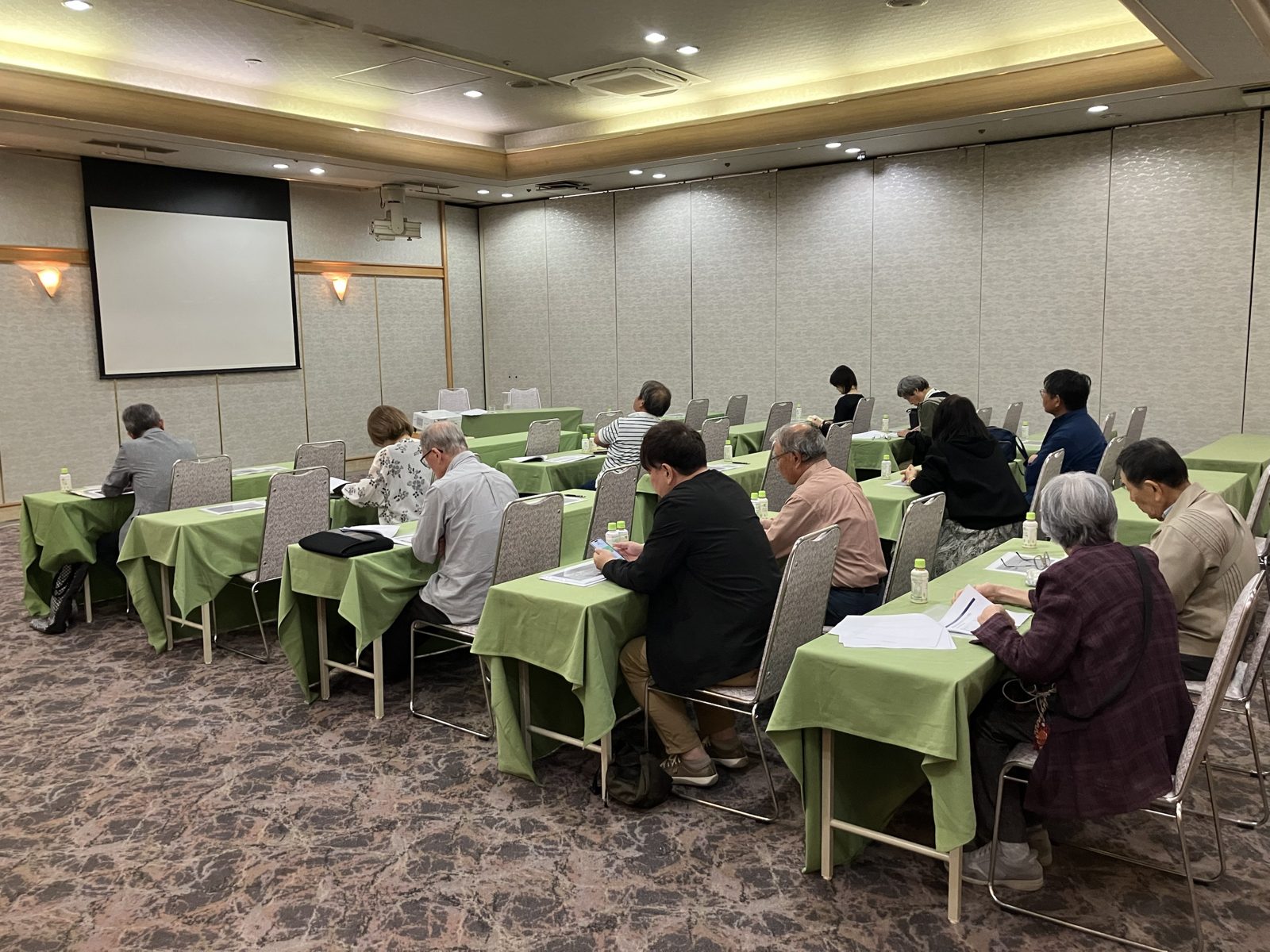 奈良パークホテルで開催したタックス・プラン税理士法人の相続セミナーの会場。資料を手にした参加者の皆様が、財産評価の改正(いわゆる5年ルール)についての講演を聴いている様子。