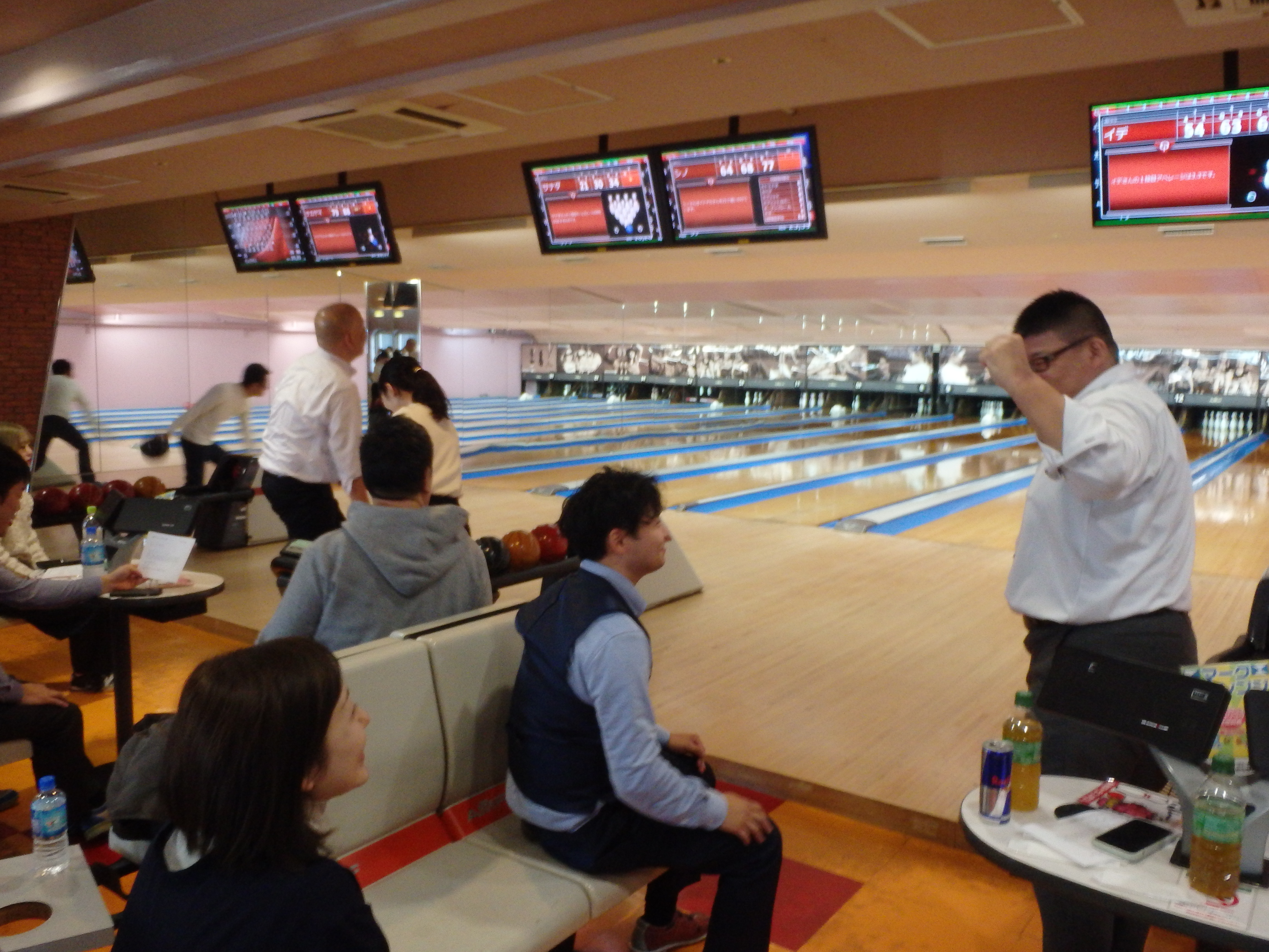 社内ボウリング大会の様子。社員が集まり楽しく交流しています