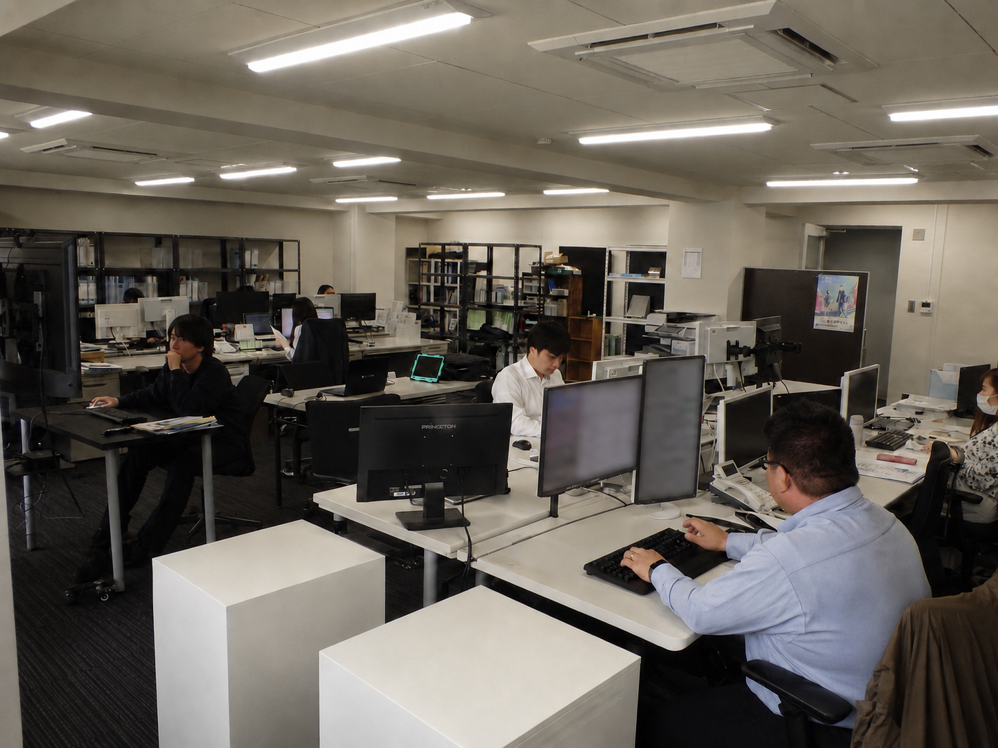 大阪支店の執務風景。複数のスタッフが税務業務に取り組む様子|タックス・プラン税理士法人