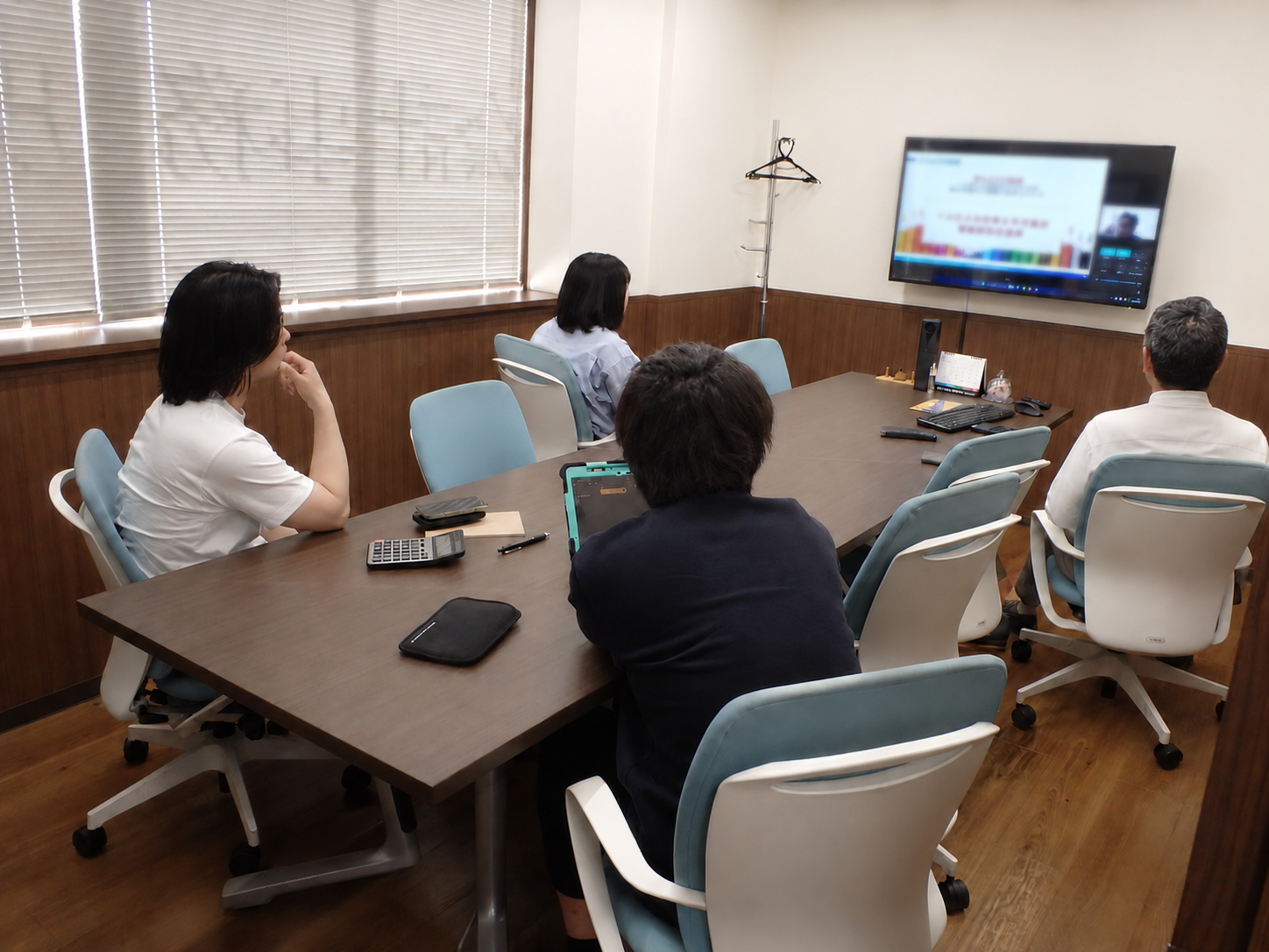 本社会議室での経営理念に関する研修風景。社員が集まり共有・議論する様子|タックス・プラン税理士法人