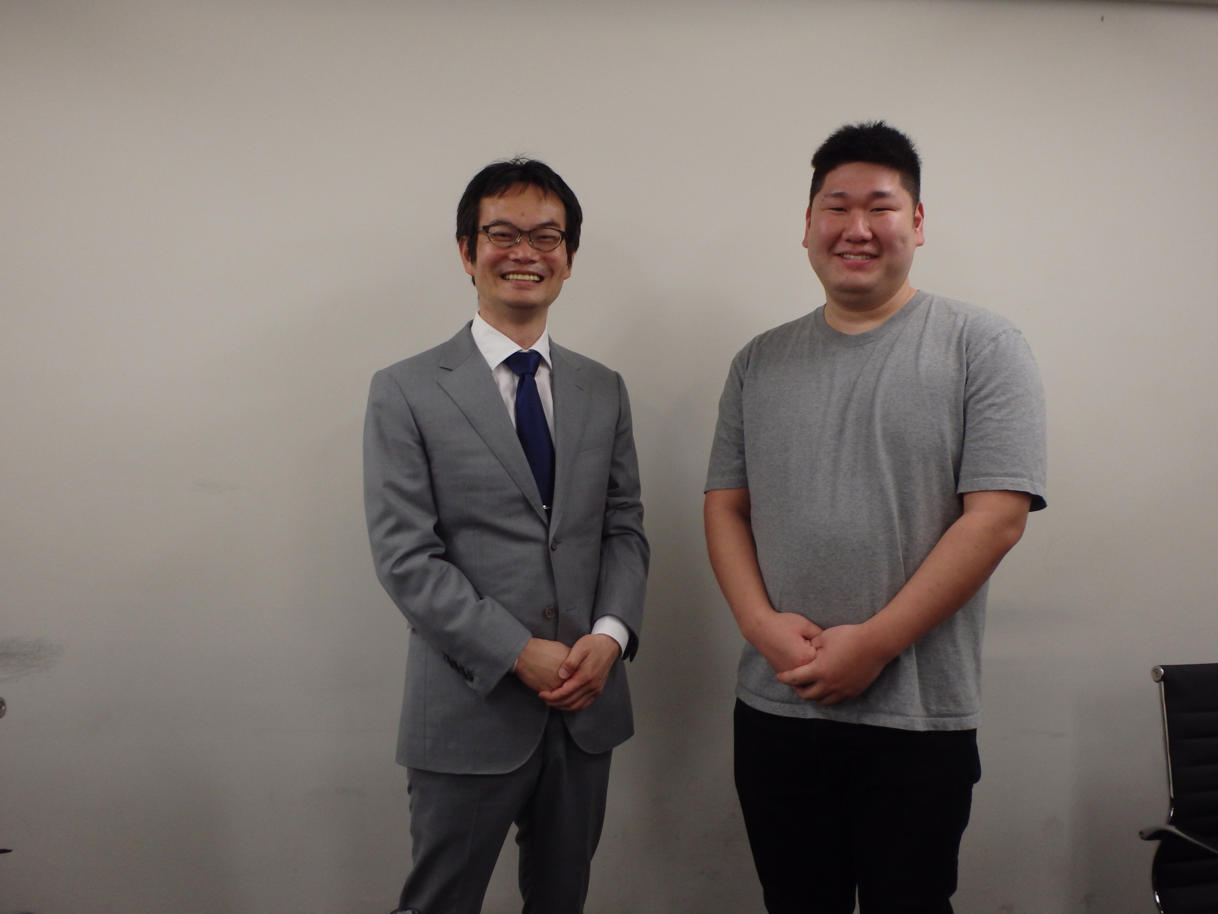 タックス・プラン税理士法人 代表 榎嶋隆司と株式会社リアライズジャパン 代表取締役 龍村 駿 様の面談風景